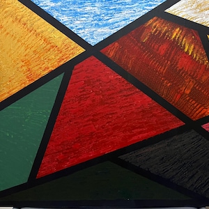 Puede incluir: Pintura geométrica abstracta con un efecto de vitral. La pintura presenta una variedad de colores, incluyendo azul, amarillo, rojo, verde y negro. Los colores están dispuestos en un patrón geométrico, creando una composición visualmente interesante y dinámica.