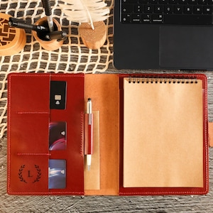 Portafoglio personalizzato in pelle conciata al vegetale - Organizer aziendale fatto a mano con porta carte e passante per penna - Regalo per ufficio personalizzato con incisione, regalo per lei