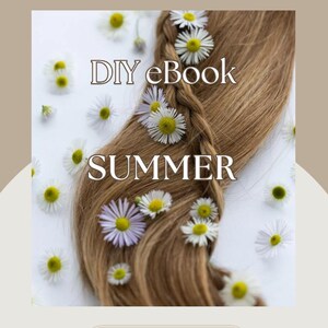 Op de afbeelding: Een gevlochten lok bruin haar met witte madeliefjes erin geweven. De tekst "DIY eBook SUMMER" staat boven het haar. De tekst "PURE BY ROZY" staat onder het haar.