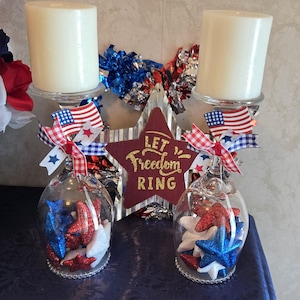 Bougeoirs patriotiques américains rouges, blancs et bleus.  Parfait pour les décorations du Memorial Day ou du jour de l&#39;indépendance.  Idéal pour l&#39;été.