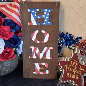 Patriottisch Stars and Stripes &#39;HOME&#39;-bord.  Houten bord of muurhanger.  Perfect voor Memorial Day of Independence Day.