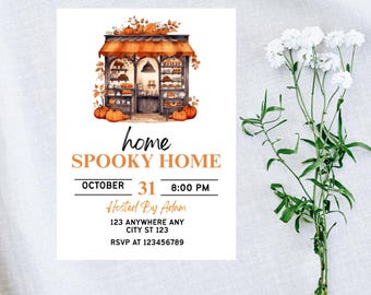 Puede incluir: Una tarjeta de invitación de Halloween con una ilustración de acuarela de una tienda espeluznante. El texto dice "Spooky Home" con la fecha del 31 de octubre y la hora 20:00. La invitación está organizada por Adam.