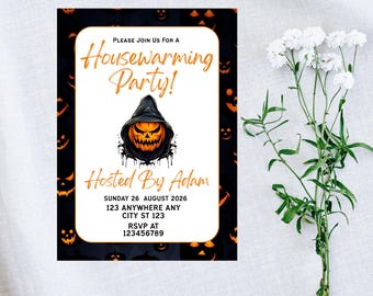 Puede incluir: Invitación a una fiesta de inauguración con temática de Halloween. La invitación presenta una calabaza de Halloween con una capucha negra, con el texto "Housewarming Party!" y los detalles del evento. El fondo es negro con calabazas naranjas.