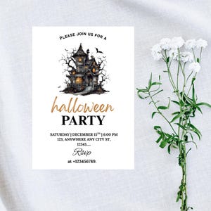 Könnte beinhalten: Eine weiße Halloween-Party-Einladung mit einer Illustration eines Spukhauses. Die Einladung enthält den Text "Please join us for a Halloween Party" mit Datum, Uhrzeit und RSVP-Informationen.
