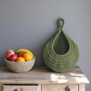 Olivgrüne gehäkelte Wandkörbe - handgefertigtes hängendes Aufbewahrungsset (3 Größen) | Boho Küche, Bad & Eingangsbereich Organizer Decor