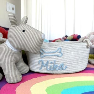 Personalisierter Baby-Geschenkkorb - Name Aufbewahrungskorb für Spielzeug oder Kleidung - Seil-Baumwoll-Organizer für Kinderzimmer - Neugeborenen Raumdekor-Idee