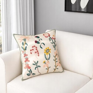 Cojín decorativo floral blanco: un cojín romántico con un toque decorativo para el hogar y regalos, ideal para decorar un sofá o dormitorio con estilo cottagecore.