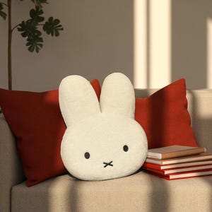 Almohada de peluche Miffy: adorable conejito kawaii. Suave y decorativa para habitación infantil, guardería o regalo. Adorable conejo de peluche.