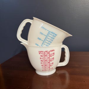 Vintage Tupperware Measuring Cups/Mixing Bowls with Lids- 4 cups/1 liter