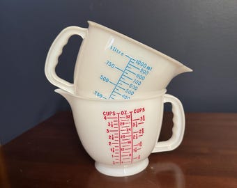 Vintage Tupperware Measuring Cups/Mixing Bowls with Lids- 4 cups/1 liter