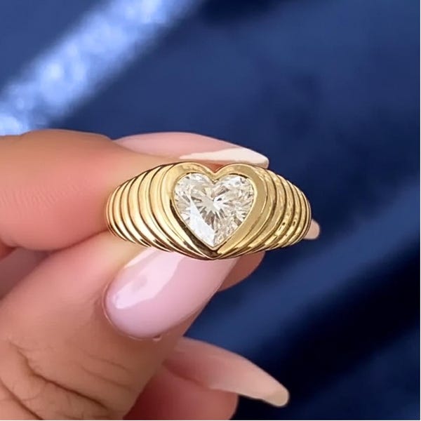 Pierścionek zaręczynowy z 2-karatowym moissanitem w kształcie serca: prążkowana złota obrączka, inspirowany stylem vintage