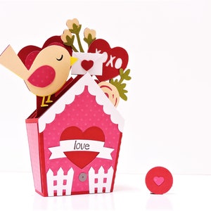 Red Birdhouse Love Pop-up Card para ella o él, titular personalizado de la tarjeta de regalo de San Valentín, tarjeta de aniversario en blanco
