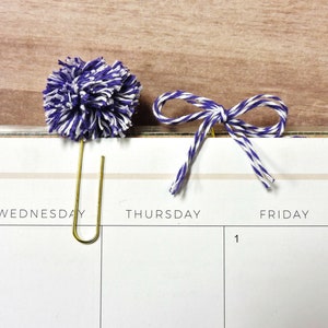 Segnalibro con pompon viola per planner, fiocco di spago, graffetta