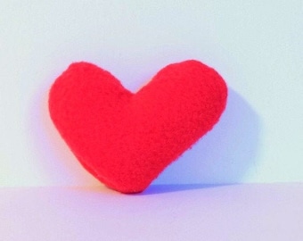 Jouet pour chat coeur en polaire rouge : cadeau bio pour la Saint-Valentin avec de l'herbe à chat