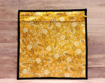 Pochette pour projets floraux : coton moutarde, devant en vinyle, pochette pour scrapbooking