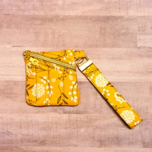 Bolsa de pulso acolchoada floral mostarda, carteira de pulso com chaveiro de flor amarela, mini bolsa dourada