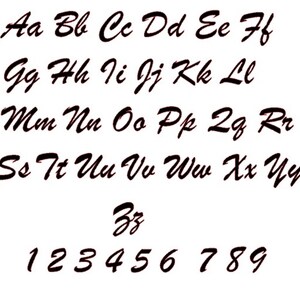Peut inclure: Une police de caract&egrave;res alphab&eacute;tique et num&eacute;rique en noir et blanc avec un style manuscrit. Les lettres sont en majuscules et en minuscules. Les chiffres sont de 1 &agrave; 9.