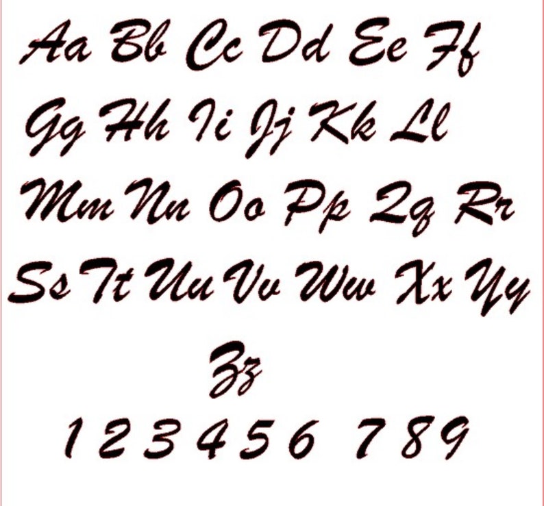 Peut inclure: Une police de caract&egrave;res alphab&eacute;tique et num&eacute;rique en noir et blanc avec un style manuscrit. Les lettres sont en majuscules et en minuscules. Les chiffres sont de 1 &agrave; 9.