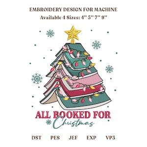 Op de afbeelding: Een borduurontwerp voor machines met een stapel boeken in de vorm van een kerstboom, bekroond met een gele ster en versierd met kleurrijke kerstverlichting. De tekst luidt: EMBROIDERY DESIGN FOR MACHINE, Available 4 Sizes: 4" 5" 7" 9", ALL BOOKED FOR Christmas, DST, PES, JEF, EXP, VP3.