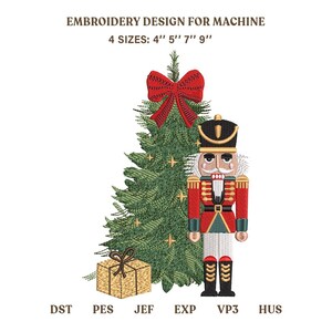 Könnte beinhalten: Maschinenstickdesign mit einem grünen Weihnachtsbaum mit roter Schleife, einem Nussknacker in rot-schwarzer Uniform und einem beigen Geschenk. Text: EMBROIDERY DESIGN FOR MACHINE, 4 SIZES: 4" 5" 7" 9", DST, PES, JEF, EXP, VP3, HUS.
