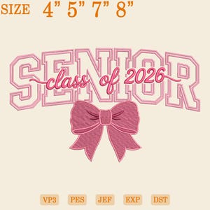 Pode incluir: Design bordado rosa com a palavra "SENIOR" acima de "class of 2026" e um laço. Os tamanhos são listados como 10 cm, 13 cm, 18 cm e 20 cm. O design está em um fundo creme. Os formatos de arquivo incluem VP3, PES, JEF, EXP e DST.