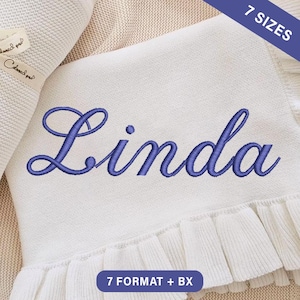 Può includere: Un tessuto a maglia bianco con il nome Linda ricamato in corsivo viola. Il tessuto presenta un bordo inferiore arricciato e un motivo a maglia testurizzato. Un banner blu mostra il testo 7 SIZES e 7 FORMAT + BX.