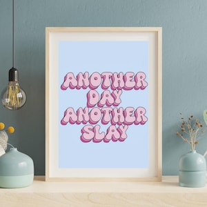 Arte de pared imprimible "Otro día, otra batalla": linda cita con letras de burbujas rosas sobre fondo azul: divertida descarga digital Y2K para decorar la habitación de una niña.