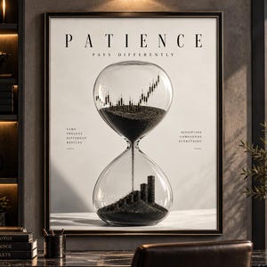 Könnte beinhalten: Ein gerahmtes Wandbild mit einer Sanduhr und schwarzem Sand. Im oberen Teil ist ein steigender Aktienchart als Kerzendiagramm zu sehen, im unteren Teil gestapelte Münzen. Der Text lautet: PATIENCE PAYS DIFFERENTLY, SAME PROCESS DIFFERENT RESULTS, DISCIPLINE COMPOUNDS EVERYTHING.