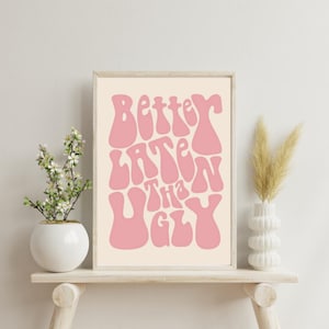 Arte de parede para impressão melhor tarde do que feio - download digital de letras engraçadas de bolhas rosa para decoração chique de casa