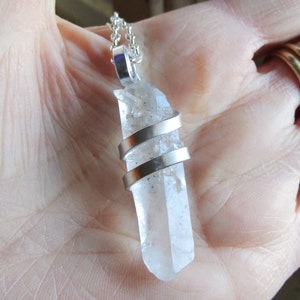 Natural Clear Quartz Crystal Druzy Point Wire Wrapped Pendant Necklace immagine 4