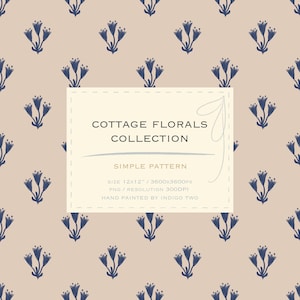 Könnte beinhalten: Wiederholendes Muster aus marineblauen Blumenmotiven auf beigem Hintergrund. Das Bild enthält ein rechteckiges Etikett mit dem Text "COTTAGE FLORALS COLLECTION" und "SIMPLE PATTERN". Die Größe beträgt 30,48 cm x 30,48 cm.