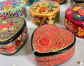 Kleine, handbemalte, herzförmige Schachteln. Schmuckkästchen mit Blumenmuster aus Kaschmir. Indische Handwerkskunst.