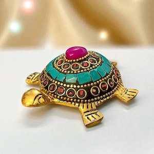 Tartarughe sacre in metallo dorato. Regione di Delhi. Autentico artigianato indiano. Decorazione spirituale, animale totemico.