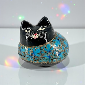 Pequeñas y coloridas cajas con forma de gato pintadas a mano. Joyero artesanal | Artesanía india de alta calidad