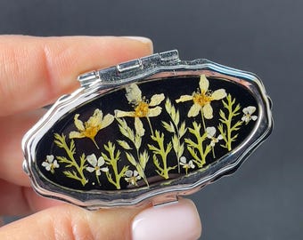 Mini organizador de comprimidos floral: estojo de viagem feito à mão com flores secas, resina epóxi