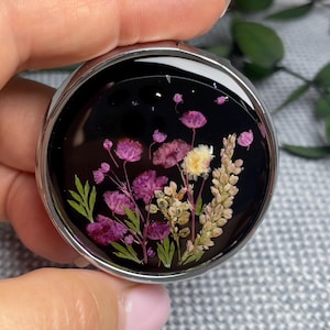 Floral Bliss Pill Case – Round Epoxy Resin Pillbox with Real Dried Flowers, Pocket Pill Holder, Small Pill Organizer, Gift for Her