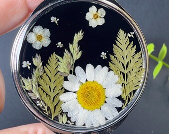 Pastillero de flores prensadas - Estuche metálico para medicamentos con arte botánico en resina