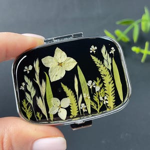 Porta-comprimidos com dois compartimentos, organizador de comprimidos, caixa decorativa em resina epóxi com flores.