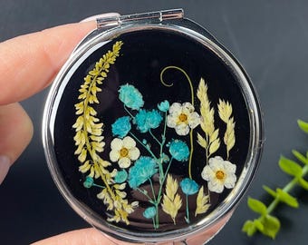 Elegant Dried Flower Pill Case with Vanity Mirror - 3 Compartments