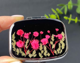 Pastillero de resina con flores naturales: pastillero de viaje floral hecho a mano