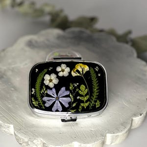Pill Box with Real Flowers – Square 2-Compartment Organizer in Resin, Elegant Gift for Her, Travel Case for Pills or Tiny Treasures