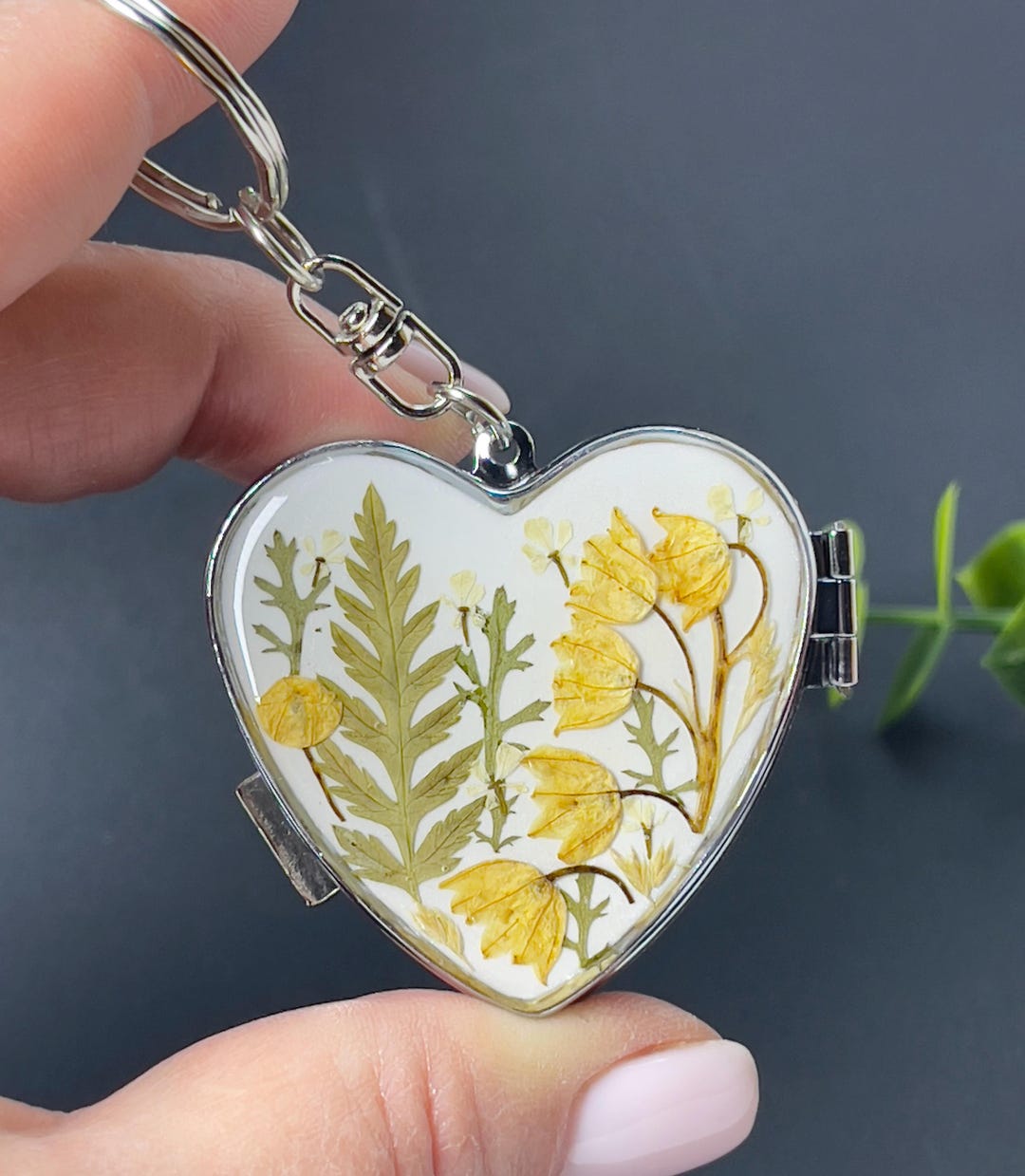 Pill Keychain Organizer – Heart Resin Pill Box, Small Medication Holder ...