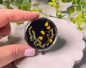 Pastillero de resina con flores secas: organizador artesanal de 3 compartimentos
