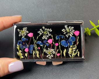 7-Tage-Pillendose mit klarem Harz und echten Blumen, handgefertigt