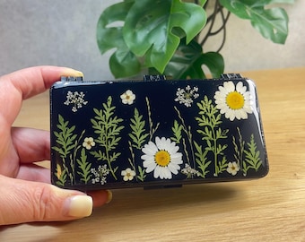 Pastillero de resina con flores naturales, organizador de 14 días, estuche para medicamentos con margaritas, espejo de viaje floral.