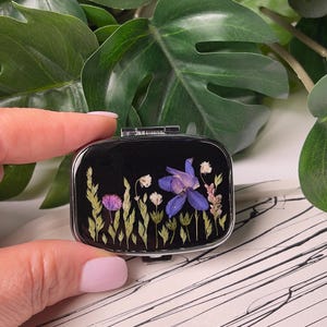 Handmade Dried Flower Pill Box: Pocket-Sized Pill Organizer