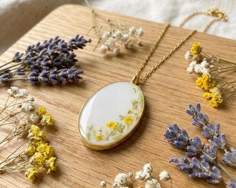 Handgjort halsband med hänge i harts, guldfärgad kedja