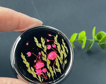 Caixa de comprimidos de flores secas: organizador de remédios de viagem feito à mão