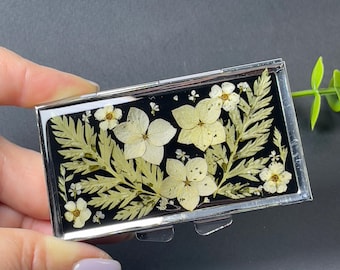 Wöchentlicher Pillenorganizer - Handgefertigte 7 Tage Pillenbox, Reisefreundlicher Medizinbehälter, Echte Blumenharz, personalisiert, Geschenk für Sie