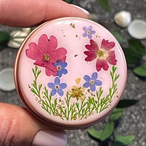 Resin pill box with dried flowers – floral travel pill case, weekly pill organizer, gift for her, botanical pill holder, cute pill box